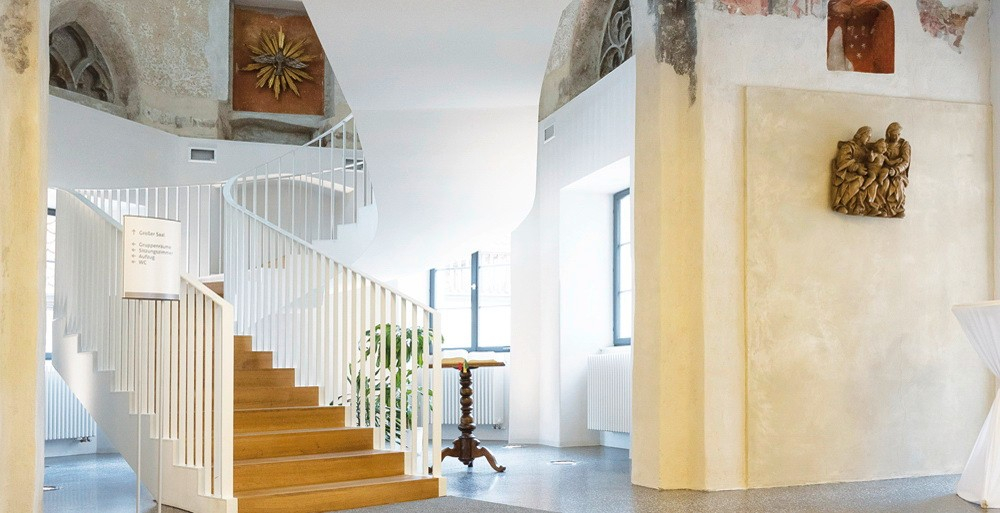 Herzlich willkommen: Foyer mit Treppenaufgang